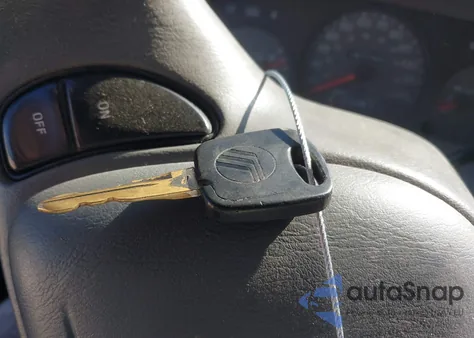 2000 Mercury Grand Marquis Gs z USA, uszkodzony, nr VIN 2MEFM74W2YX644424